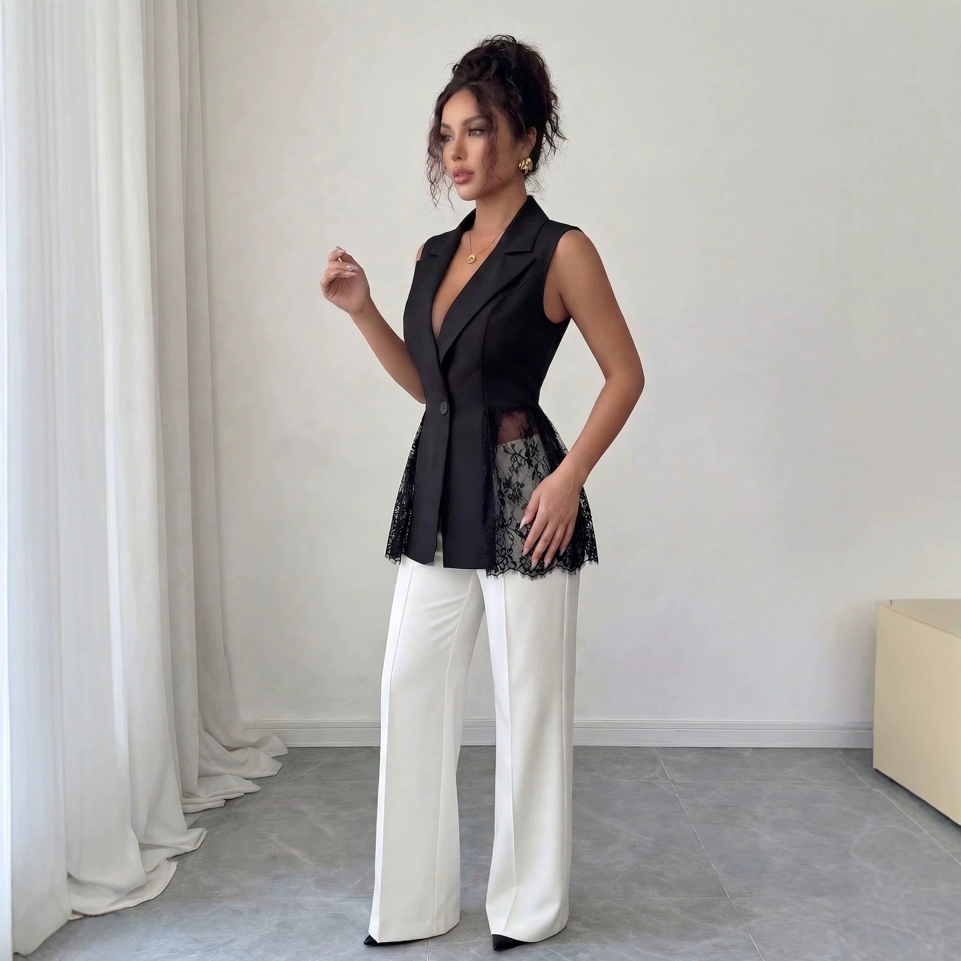 Sleeveless slim fit A-line jacket